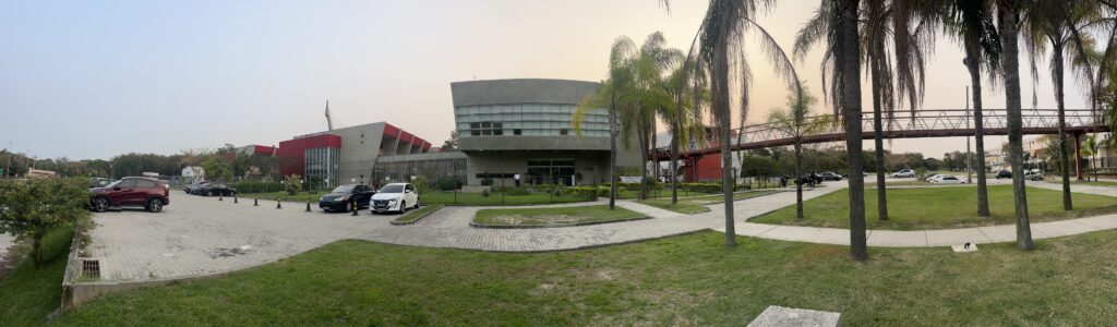 O SAGE localiza-se no complexo CT-2 da COPPE/UFRJ, em um prédio construído em 2010. Conta com 1.700m2 de laboratórios e salas de permanência, podendo abrigar cerca de 50 pesquisadores. O Núcleo possui auditório para 50 pessoas e acomoda disciplinas de graduação e pós-graduação, bem como cursos de capacitação para públicos externos.